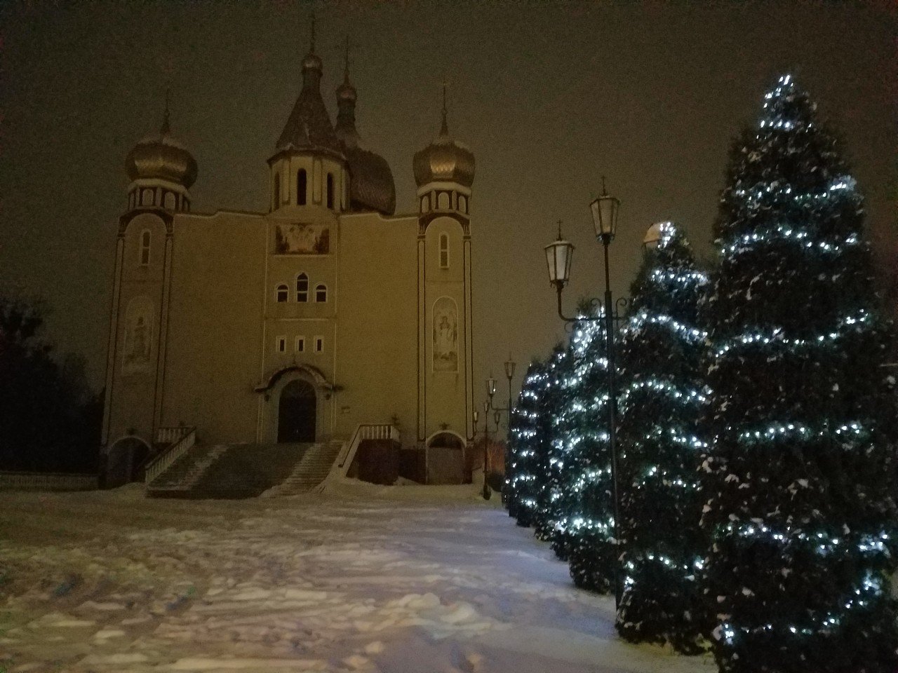 Новорічний настрій біля Свято-Михайлівського кафедрального собору