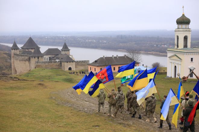 День Соборності зі стягами УНР та ЗУНР відзначали у Хотинській фортеці