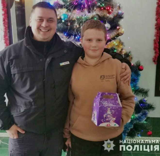 На Шепетівщині поліцейські привітали сина загиблого колеги