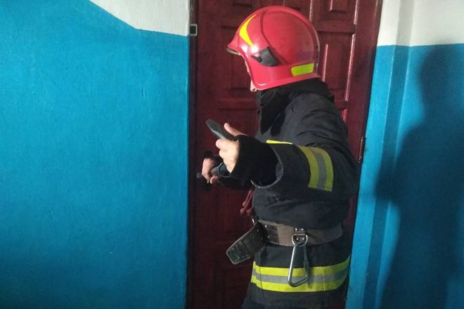 Рятувальники відчинили двері квартири де перебувало двоє малолітніх дітей
