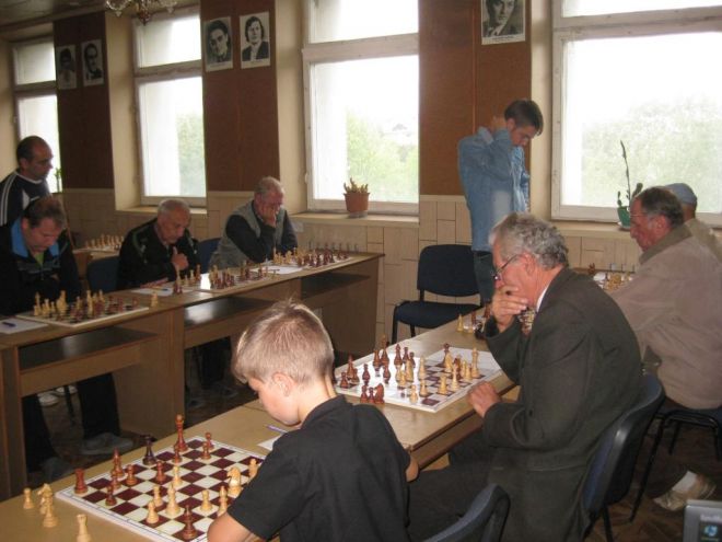 Чемпіон Шепетівки з шахів давав сеанс одночасної гри
