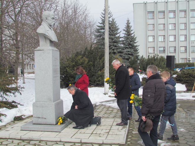 Шепетівчани поклали квіти до пам&#039;ятника Кобзаря