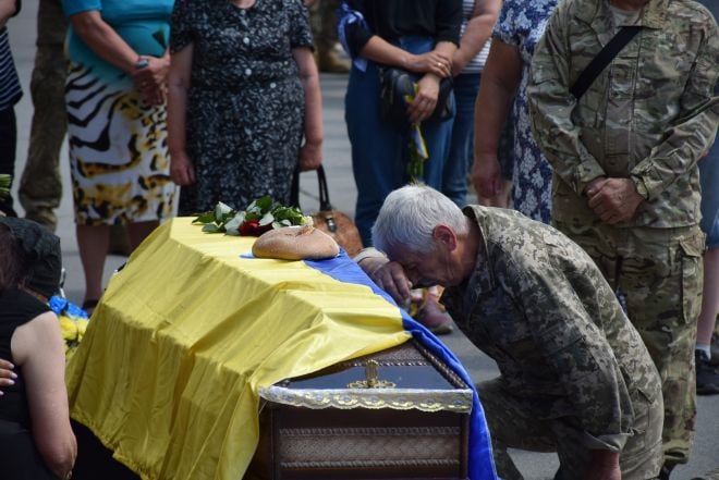 Шепетівська громада попрощалась із загиблим воїном Олександром Савчуком