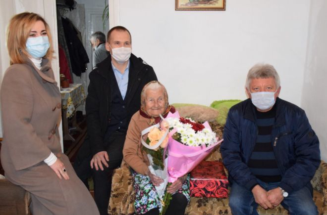 У Шепетівці вітали бабусю, якій виповнилося 100 років