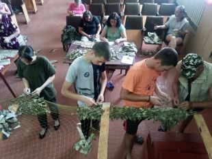 У селі Жуків на Шепетівщині гуртом плетуть маскувальні сітки