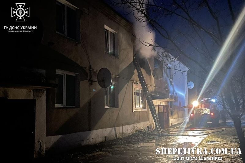На Шепетівщині вогнеборці з палаючого помешкання рятували чоловіка
