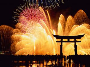 У ніч на 1 січня підходи до японських храмів «блокують» натовпи людей