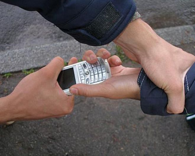 По вулиці Валі Котика у підлітків відібрали мобільні телефони