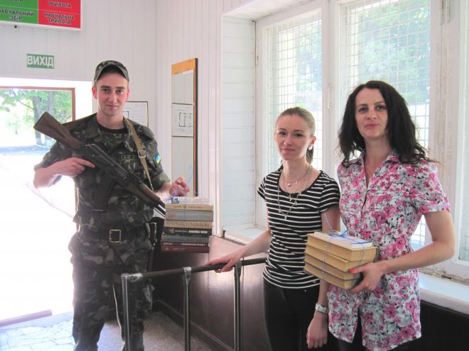 Міська бібліотека передала кілька десятків книг для військових