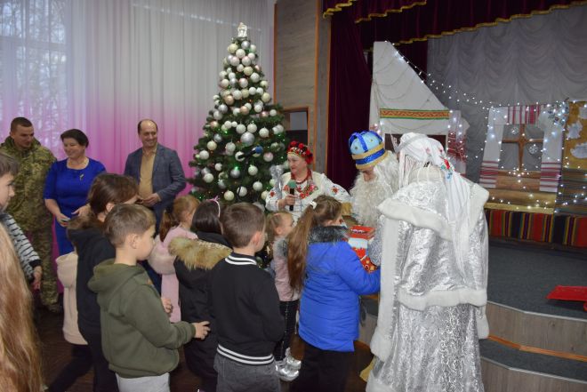 На благодійному заході дітлахів Шепетівської громади вітали з Днем святого Миколая
