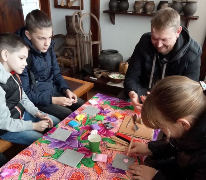 Дітям організували майстер-клас зі створення українського оберегу