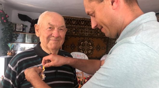 Жителю села Вовківці вручили нагрудний знак «Почесний ветеран України»