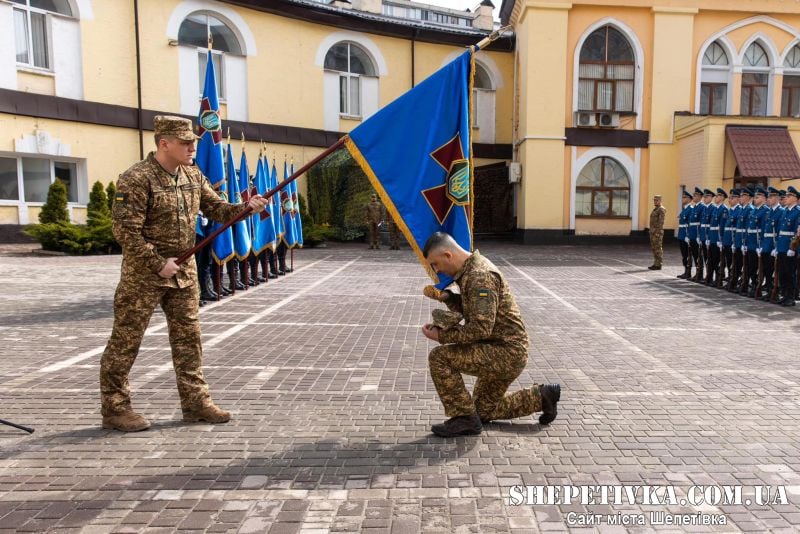 Командувач Нацгвардії вручив бойовий прапор командиру військової частини з Шепетівщини