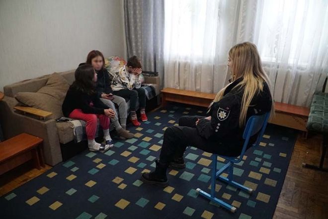 Троє дітей з Шепетівщини втекли потягом у Тернопіль від п&#039;яних батьків