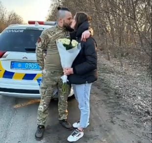 Ще один військовий у Шепетівці освідчився коханій за допомогою поліціянтів