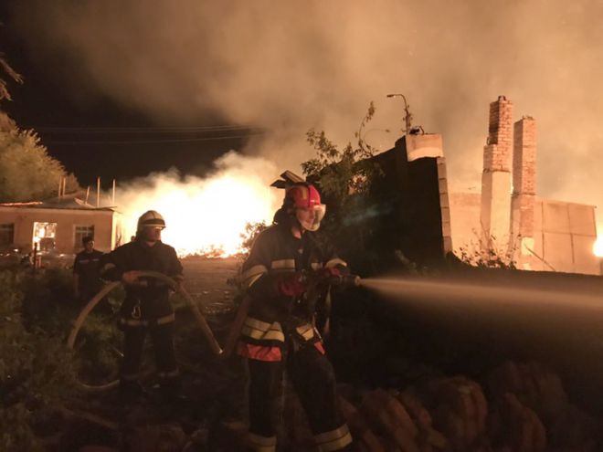 Шепетівських пожежників залучили до ліквідації масштабної пожежі складу коноплі