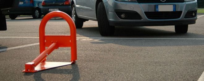 Автоматичний паркувальний бар’єр пошкодив автомобіль шепетівчанина
