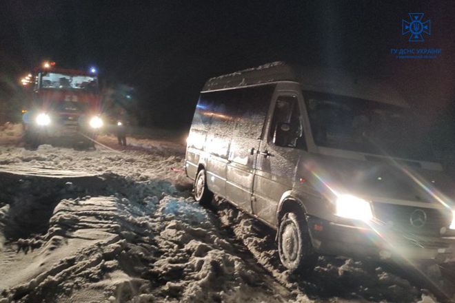 Зі снігових заметів рятувальники дістали 4 транспортні засоби
