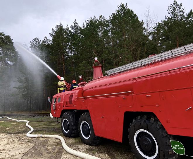 Поблизу Хмельницької АЕС тренувались гасити пожежу в лісі
