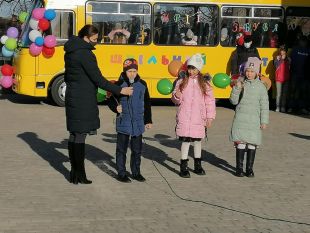 Школа у Корчику отримала шкільний автобус та спортзал