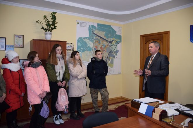 Учні шепетівських шкіл ходили на екскурсію до міської ради