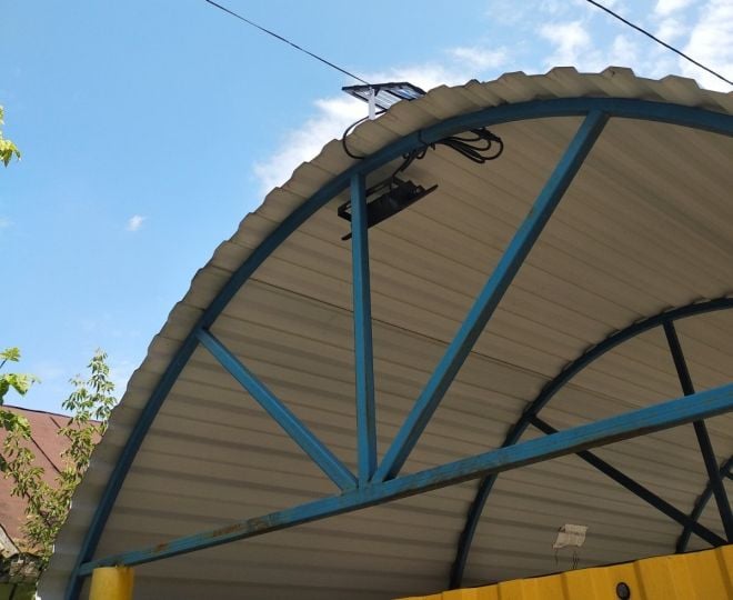 На автобусних зупинках Славути встановлюють сонячні панелі