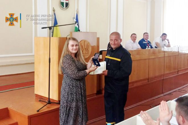 У Шепетівці рятувальник отримав відзнаку Верховної Ради України