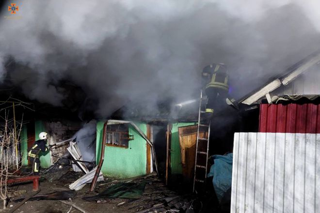 На Шепетівщині рятувальники приборкали 2 пожежі, на одній з яких загинув чоловік