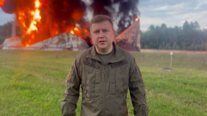 Начальник Рівненьскої ОВА на фоні палаючої нафтобази