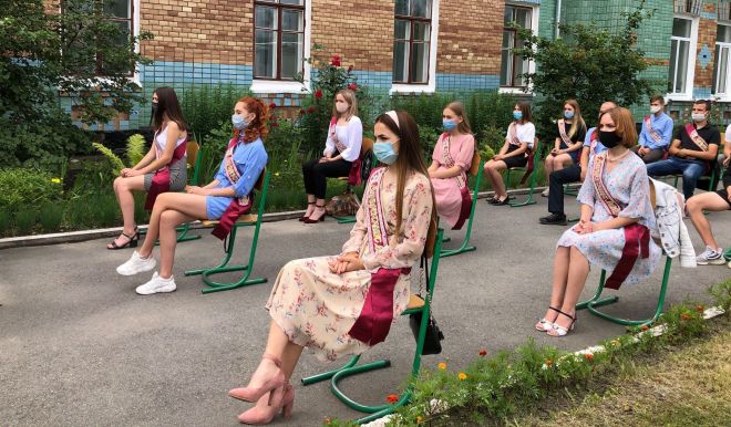 Випускникам шкіл Шепетівки вручили свідоцтва про здобуття освіти