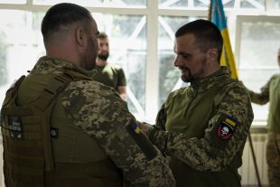 Воїна з Шепетівської громади нагородили особливою відзнакою Головнокомандувача ЗСУ