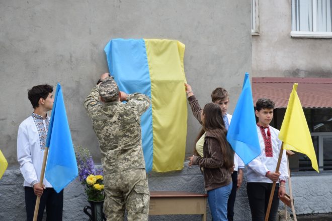 У Плесні відкрили меморіальну дошку загиблому воїну Валерію Олійнику