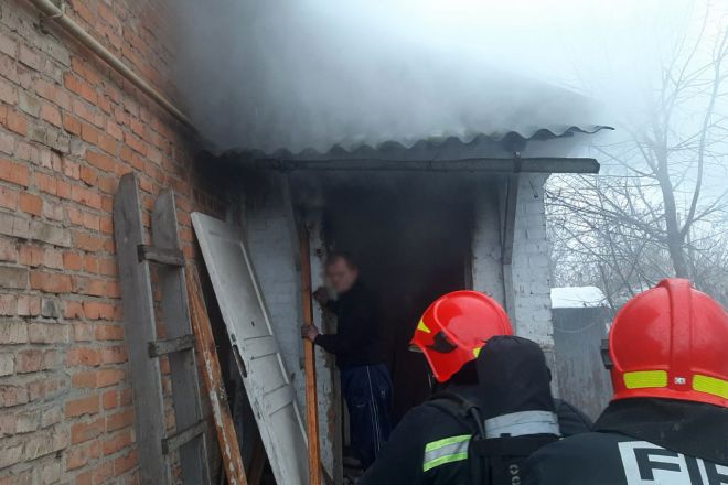 Шепетівські рятувальники ліквідували пожежу житлового будинку