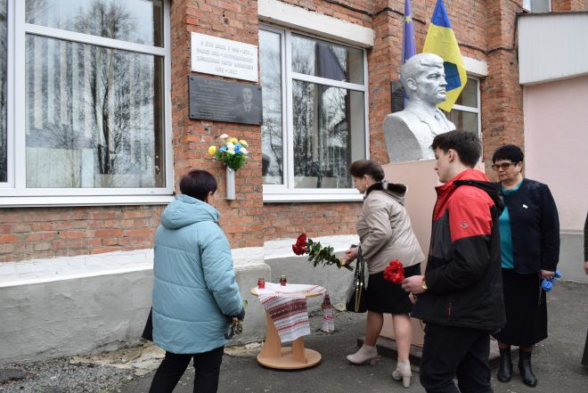 На школі Артема Слісарчука відкрили меморіальну дошку на його честь