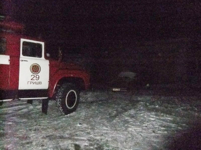 У снігу застрягла автівка з дворічною дитиною