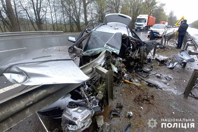На Хмельниччині автомобіль зіткнувся з відбійником, водій загинув