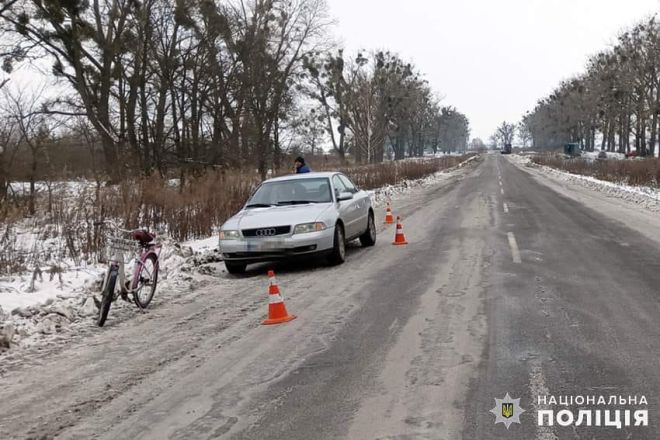 На Шепетівщині чоловік наїхав автомобілем на велосипедистку