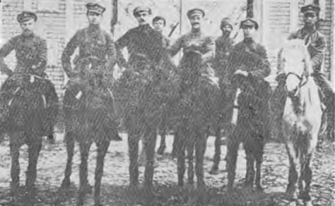 На фото: Штаб 5-го полку Січових Стрільців. Дубно, 1919 р. Третій праворуч командир полку сотник А. Домарадський.