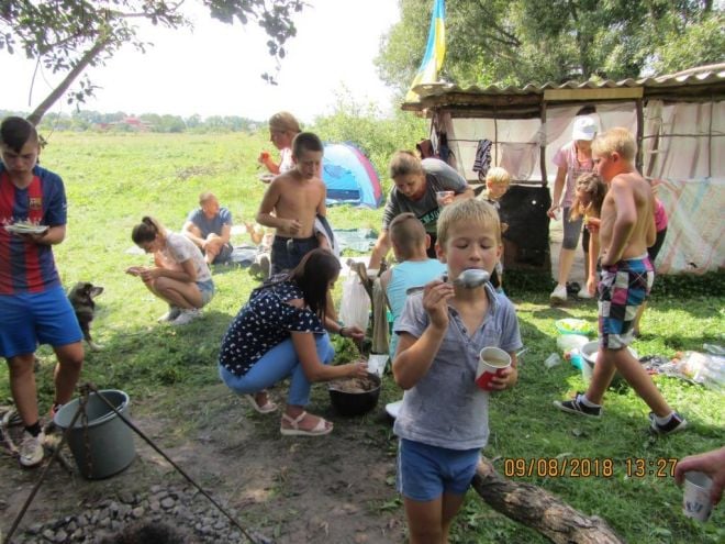 Діти разом з батьками таборувались на околицях Судилкова