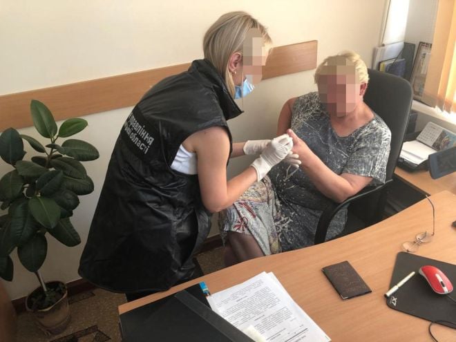 Чиновницю Хмельницької ОДА оштрафували за вимагання хабара за усиновлення дитини