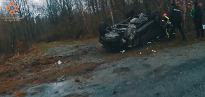 На Шепетівщині рятувальники деблокували водія з понівеченого авто