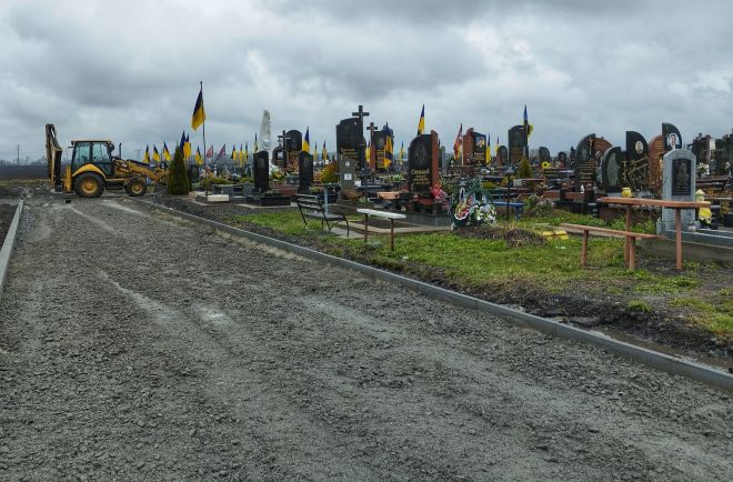 Працівники ШРЕПу вирізають чагарники на міському кладовищі та асфальтують дорогу