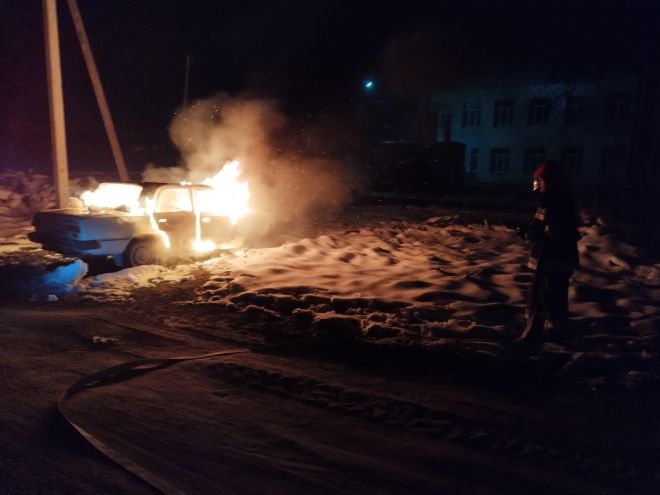 У Полонному рятувальники ліквідовували пожежу легкового автомобіля
