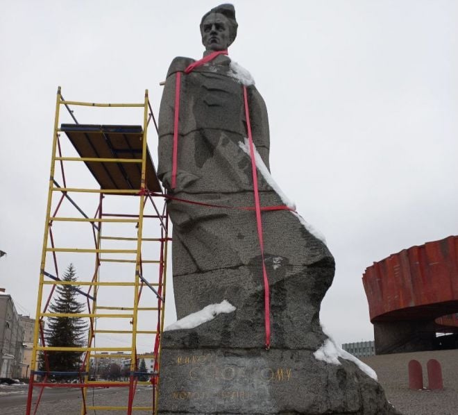 У Шепетівці розпочали демонтаж пам&#039;ятника Миколі Островському