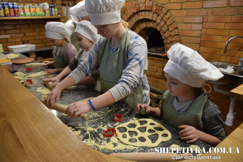 Діти переселенців випікали піцу, яку передали пораненим військовослужбовцям