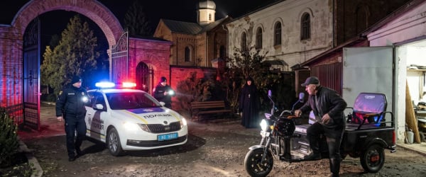 Тікав від поліції на електротрициклі й сховався в монастирі: погоня у Славуті закінчилася судовим фіаско