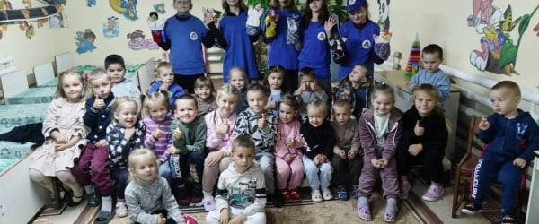 Казка в укритті: для вихованців плесенського дитсадка влаштували лялькову виставу під час тривоги
