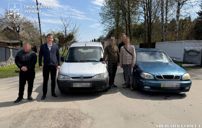 Речові докази на службу ЗСУ: шепетівські прокурори передали війську два конфісковані автомобілі