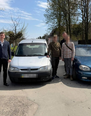 Речові докази на службу ЗСУ: шепетівські прокурори передали війську два конфісковані автомобілі