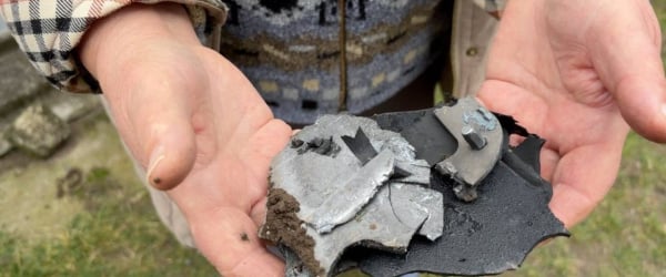 Ізяслав уже зі світлом, але 14 сіл досі у темряві: місцеві знаходять уламки безпілотника у себе в будинках